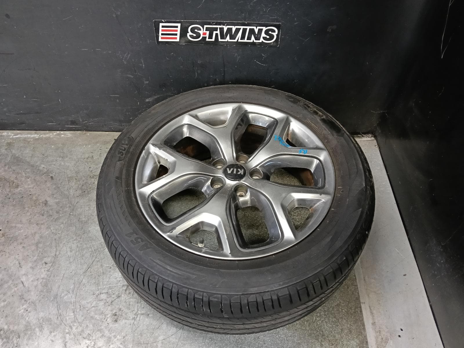 Used auto part listing image: 2017 KIA SORENTO WHEEL MAG FACTORY, 19X7.5IN, PLATINUM, UM, 03/15-08/17 0000408603