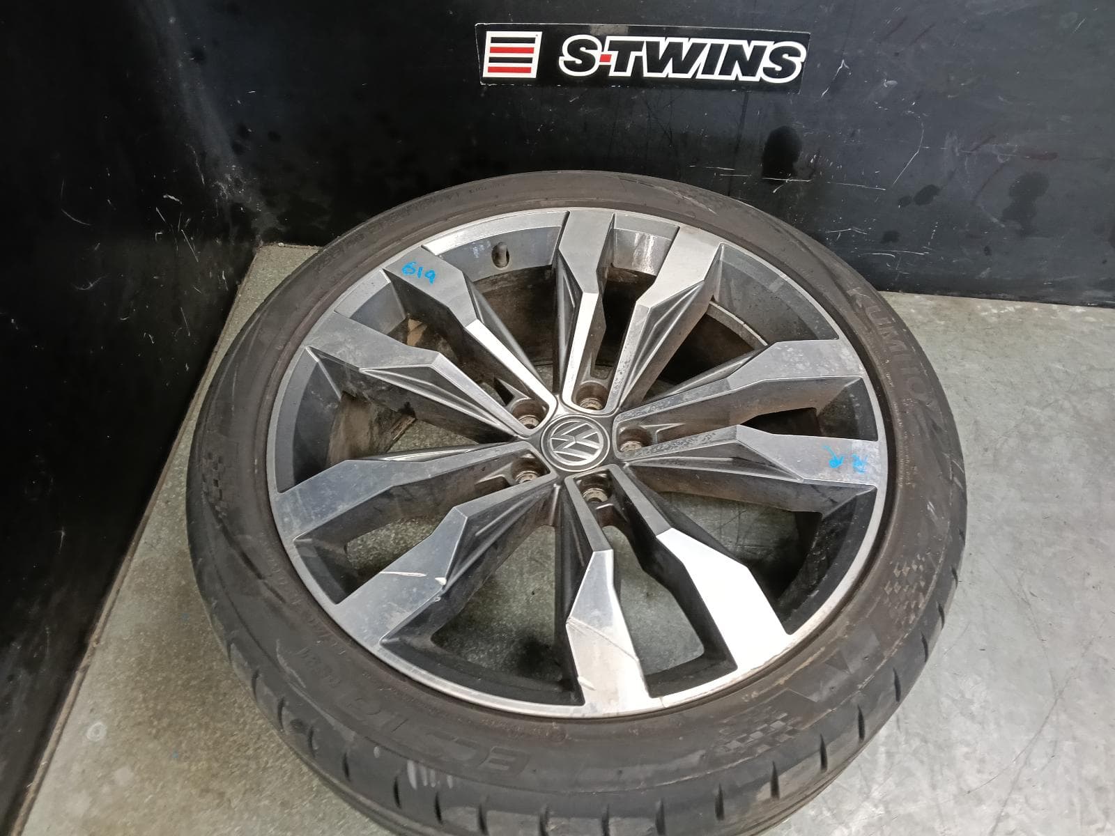 Used auto part listing image: 2019 VOLKSWAGEN TIGUAN WHEEL MAG FACTORY, 20X8IN, SUZUKA, BI-COLOUR, BLACK/ALUMINUM, 5NA, 06/16-02/24 0000415584