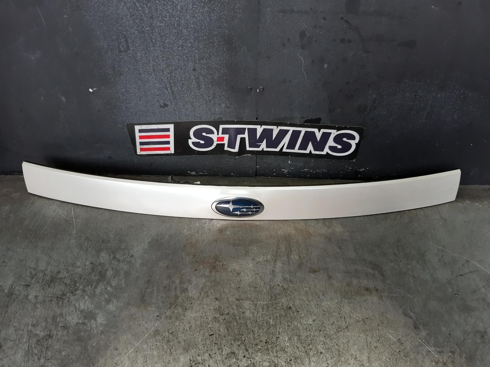 Used auto part listing image: 2011 SUBARU FORESTER REAR GARNISH TAILGATE GARNISH (CENTRE), NON CAMERA TYPE, 02/08-12/12 0000200719