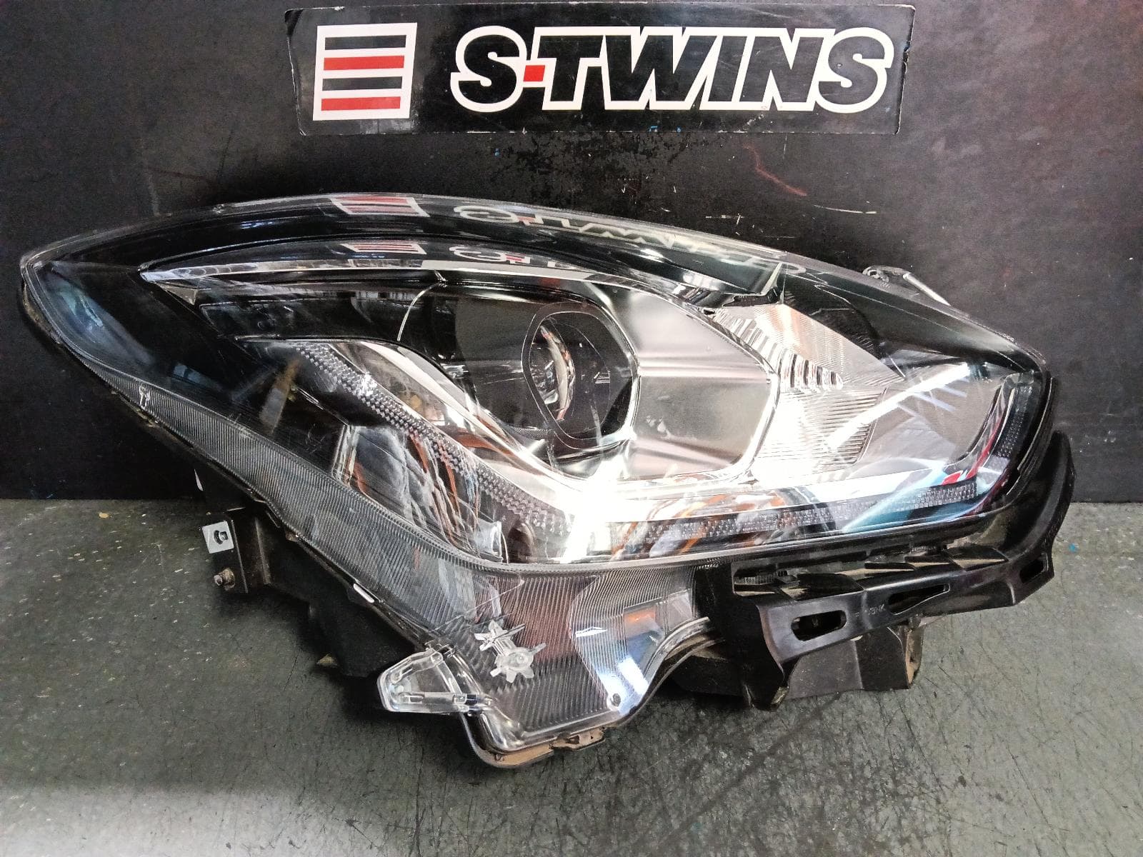 Used auto part listing image: 2021 SUZUKI SWIFT RIGHT HEADLAMP AZ, LED TYPE, 04/17-11/23 0000399534