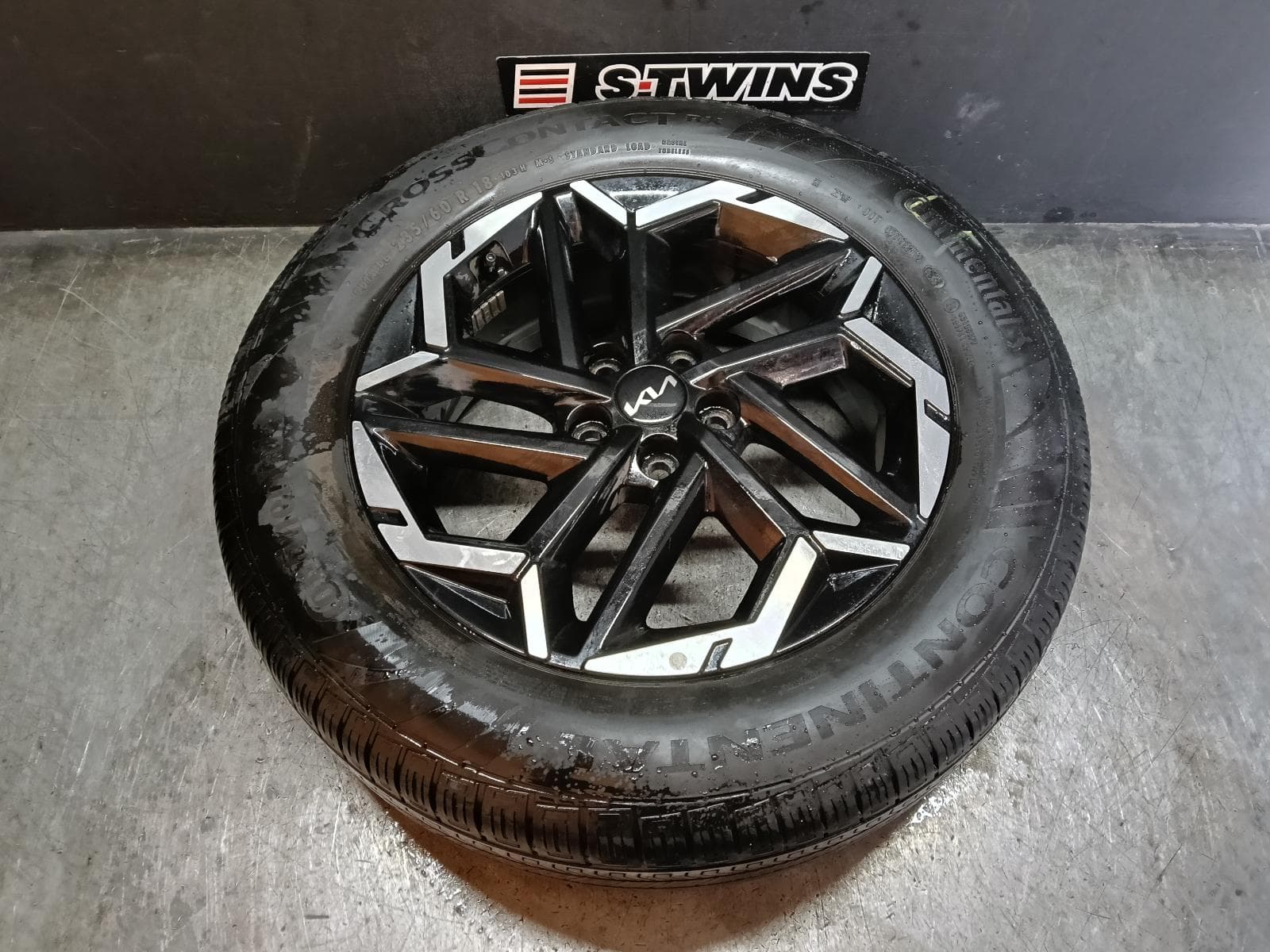 Used auto part listing image: 2025 KIA CARNIVAL/GRAND CARNIVAL WHEEL MAG FACTORY, 5 V SPOKE, 18X7IN, KA4, 02/24- 0000415631
