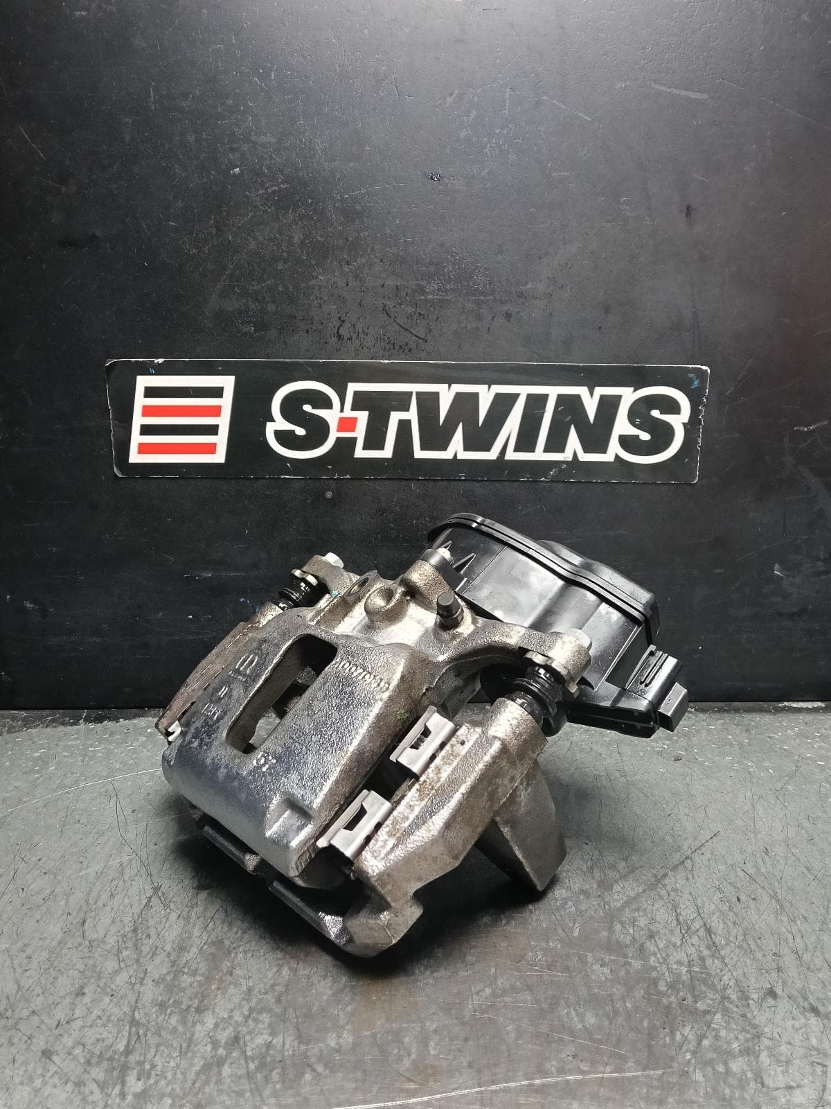 Used auto part listing image: 2021 RAM 1500 CALIPER RH REAR, DT, 10/20- 0000413156