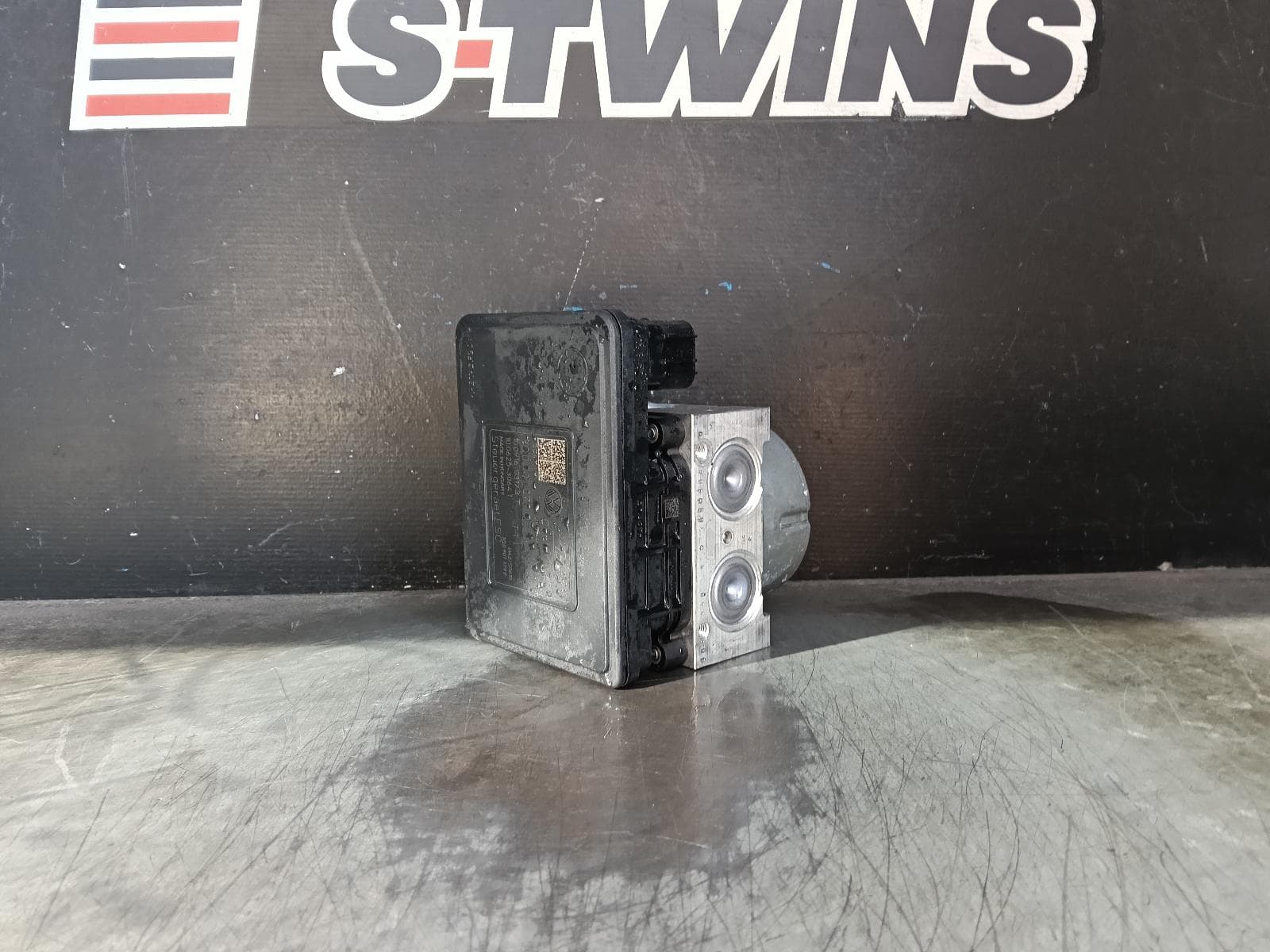 Used auto part listing image: 2015 VOLKSWAGEN GOLF ABS PUMP MODULATOR GEN 7, ON MOTOR P/N 3Q0614517AF, 11/12-08/20 0000415509