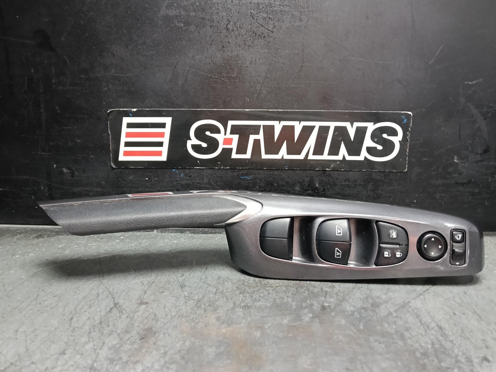 Used auto part listing image: 2021 NISSAN JUKE PWR DR WIND SWITCH RH FRONT (MASTER SWITCH), W/ AUTO TYPE (DRIVER & PASSENGER ONLY), F16, 03/20- 0000415651