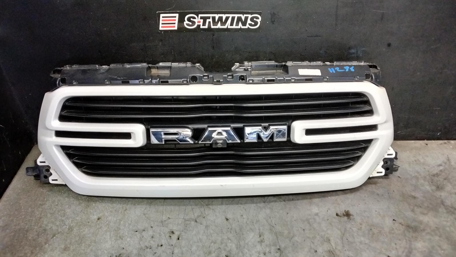 Used auto part listing image: 2023 RAM 1500 GRILLE RADIATOR GRILLE, COLOUR CODED, LARAMIE SPORT, DT, 10/20-12/23 0000415637