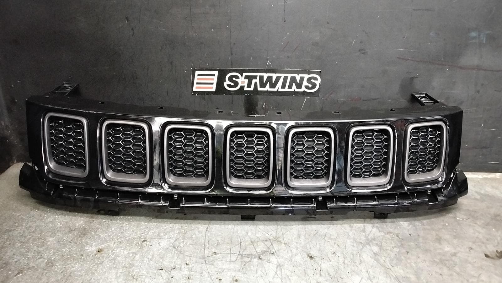 Used auto part listing image: 2018 JEEP COMPASS GRILLE M6, RADIATOR GRILLE, W/ DARK GREY INSERTS, 10/17-03/21 0000414833