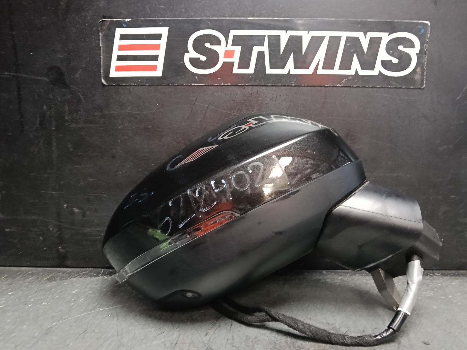 Used auto part listing image: 2021 NISSAN JUKE RIGHT DOOR MIRROR F16, W/ CAMERA TYPE, HIGH GLOSS BLACK, 03/20- 0000415646