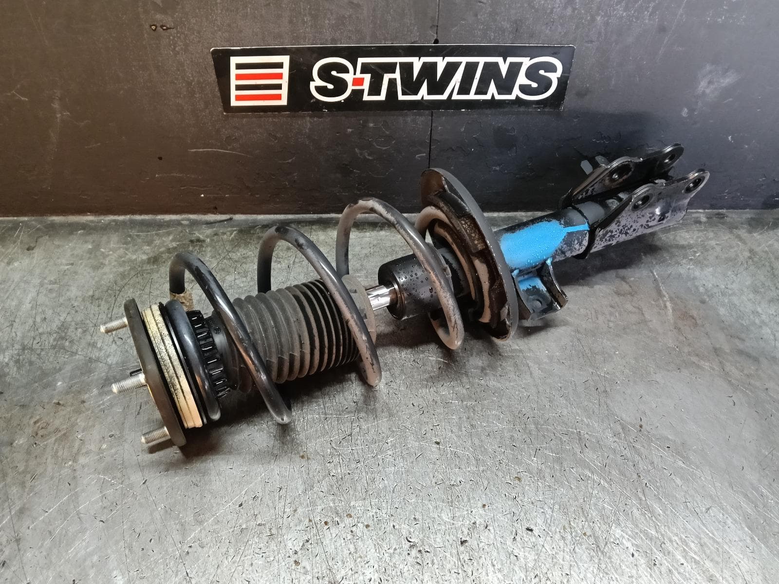 Used auto part listing image: 2015 MAZDA 3 RIGHT FRONT STRUT 2.0, PETROL, AUTO T/M TYPE, BM, 06/13-05/16 0000415673