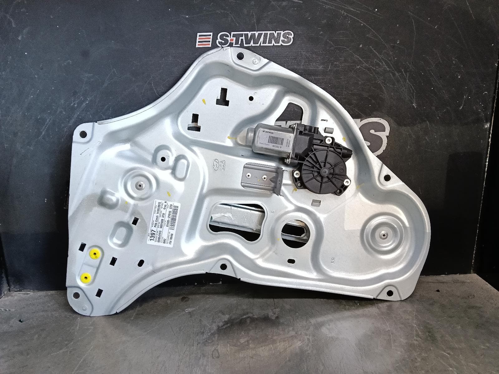 Used auto part listing image: 2015 HYUNDAI IX35 RIGHT REAR WND REG MOTOR DOOR REG ASSY (REG AND MOTOR), LM SERIES, 11/09-01/16 0000415683