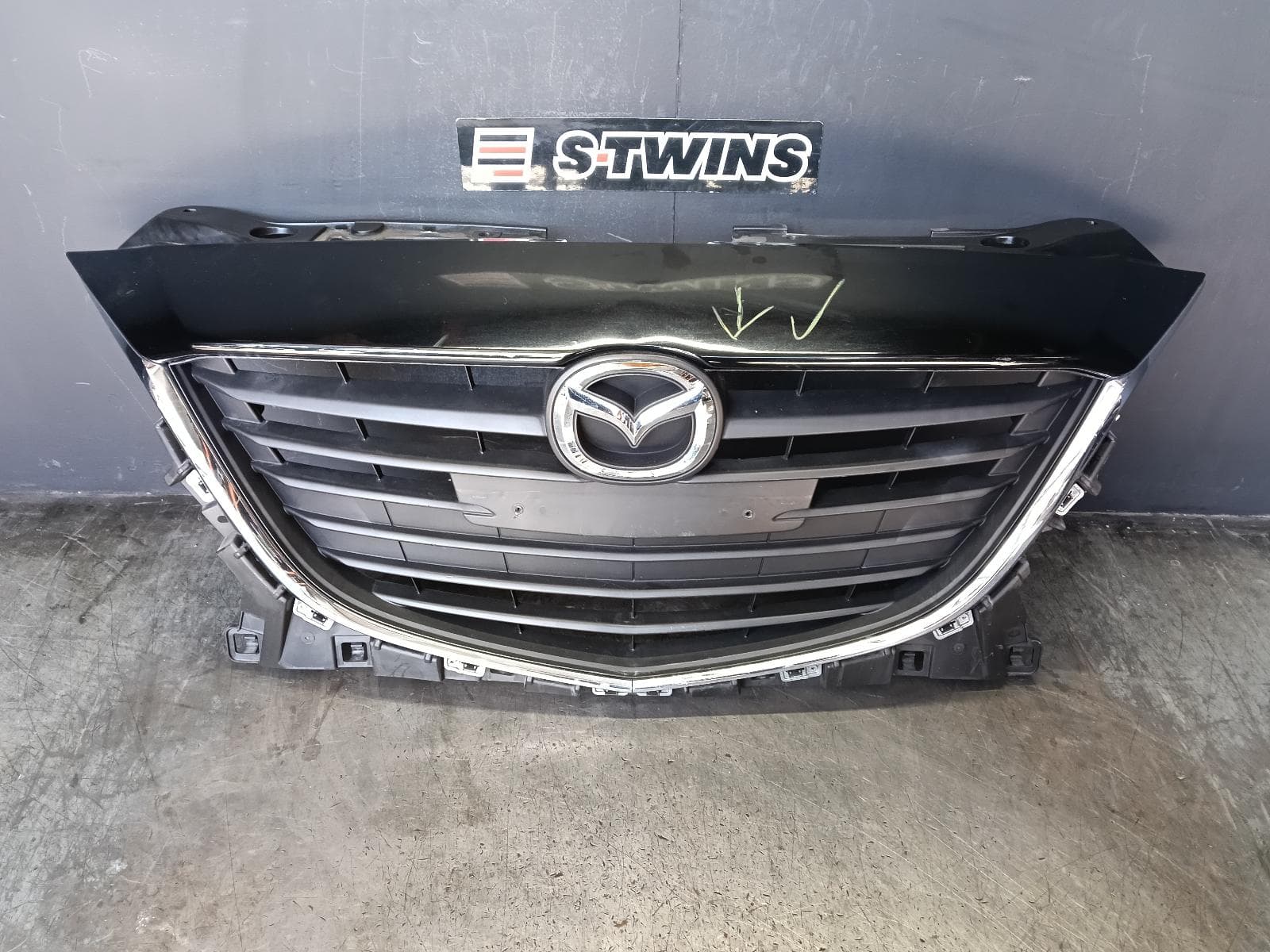 Used auto part listing image: 2015 MAZDA 3 GRILLE RADIATOR GRILLE, BM, PETROL, NON PRE-CRASH, SHINY TYPE, 11/13-05/16 0000415663