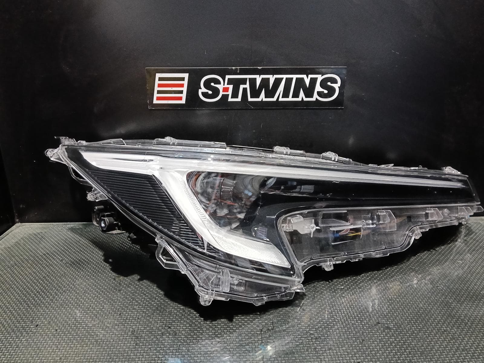 Used auto part listing image: 2023 TOYOTA COROLLA RIGHT HEADLAMP E210, SEDAN/HATCH, W/ Bi-LED, PROJECTOR, ADAPTIVE TYPE, 09/22- 0000415621