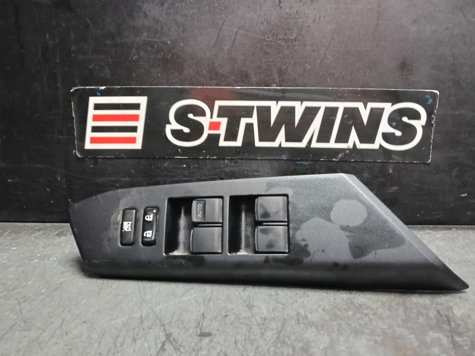 Used auto part listing image: 2021 NISSAN XTRAIL PWR DR WIND SWITCH RH FRONT (MASTER SWITCH), T32, 02/14-07/22 0000414667