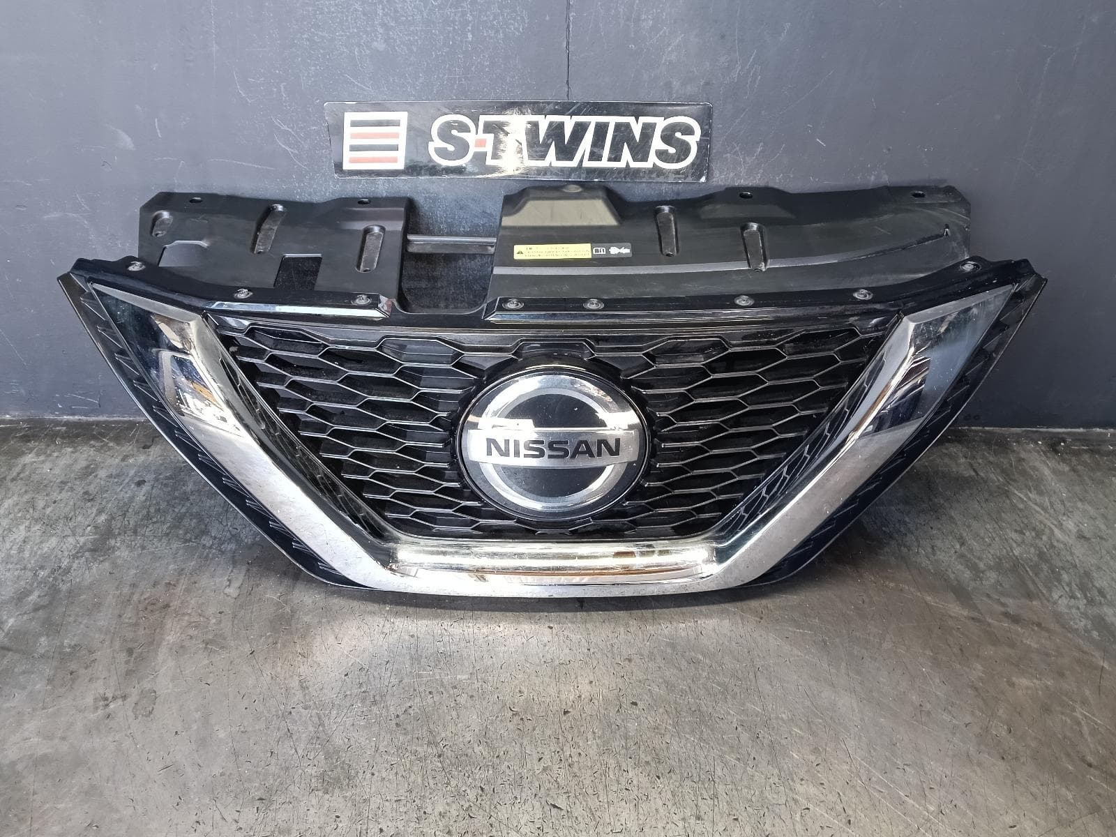 Used auto part listing image: 2019 NISSAN QASHQAI GRILLE RADIATOR GRILLE, J11, ST, NON CAMERA TYPE, 07/17-07/21 0000415380