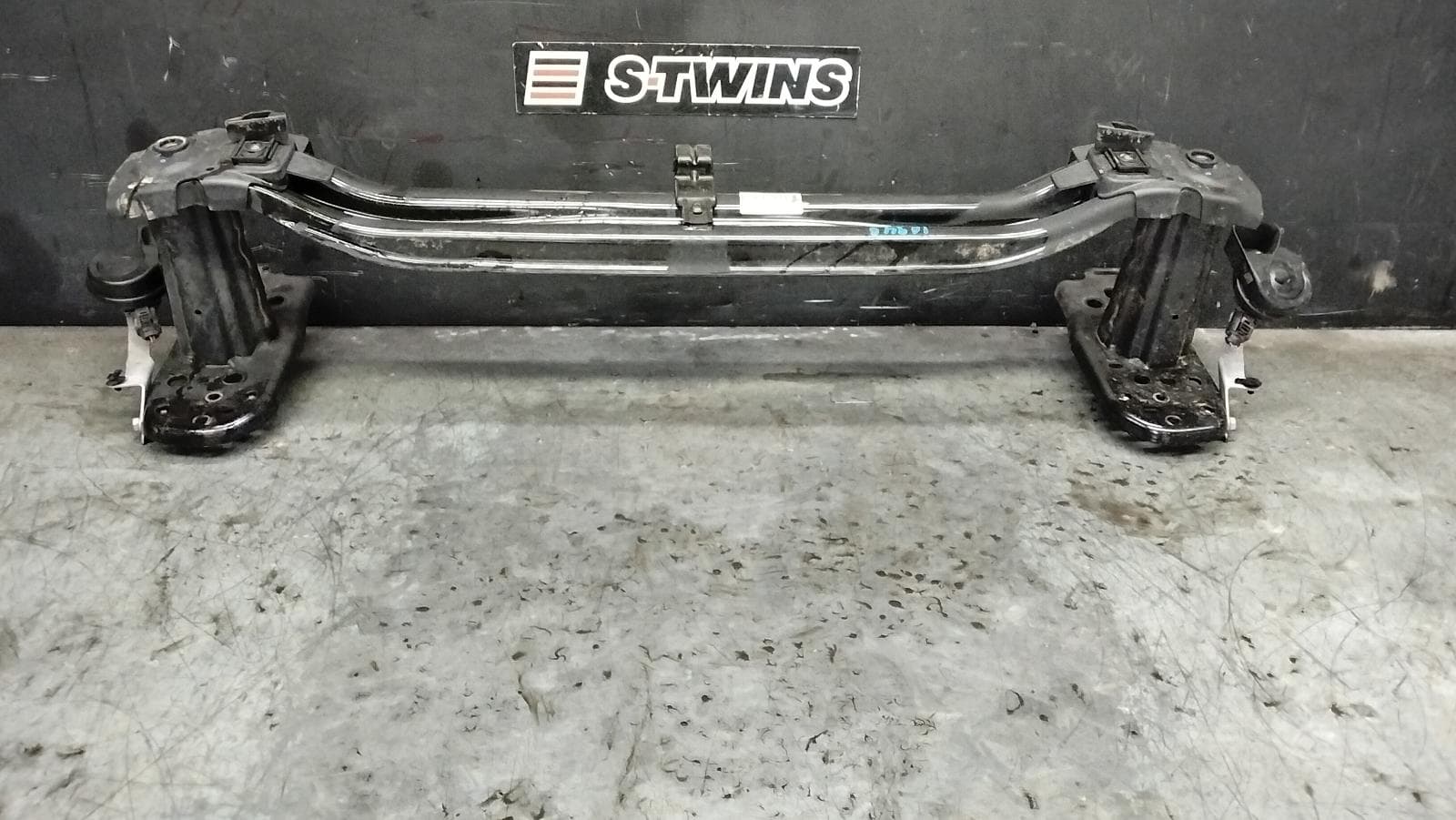 Used auto part listing image: 2016 VOLKSWAGEN TOUAREG F BAR REINFORC BRACK REINFORCEMENT, 7P, 12/10-04/18 0000414864