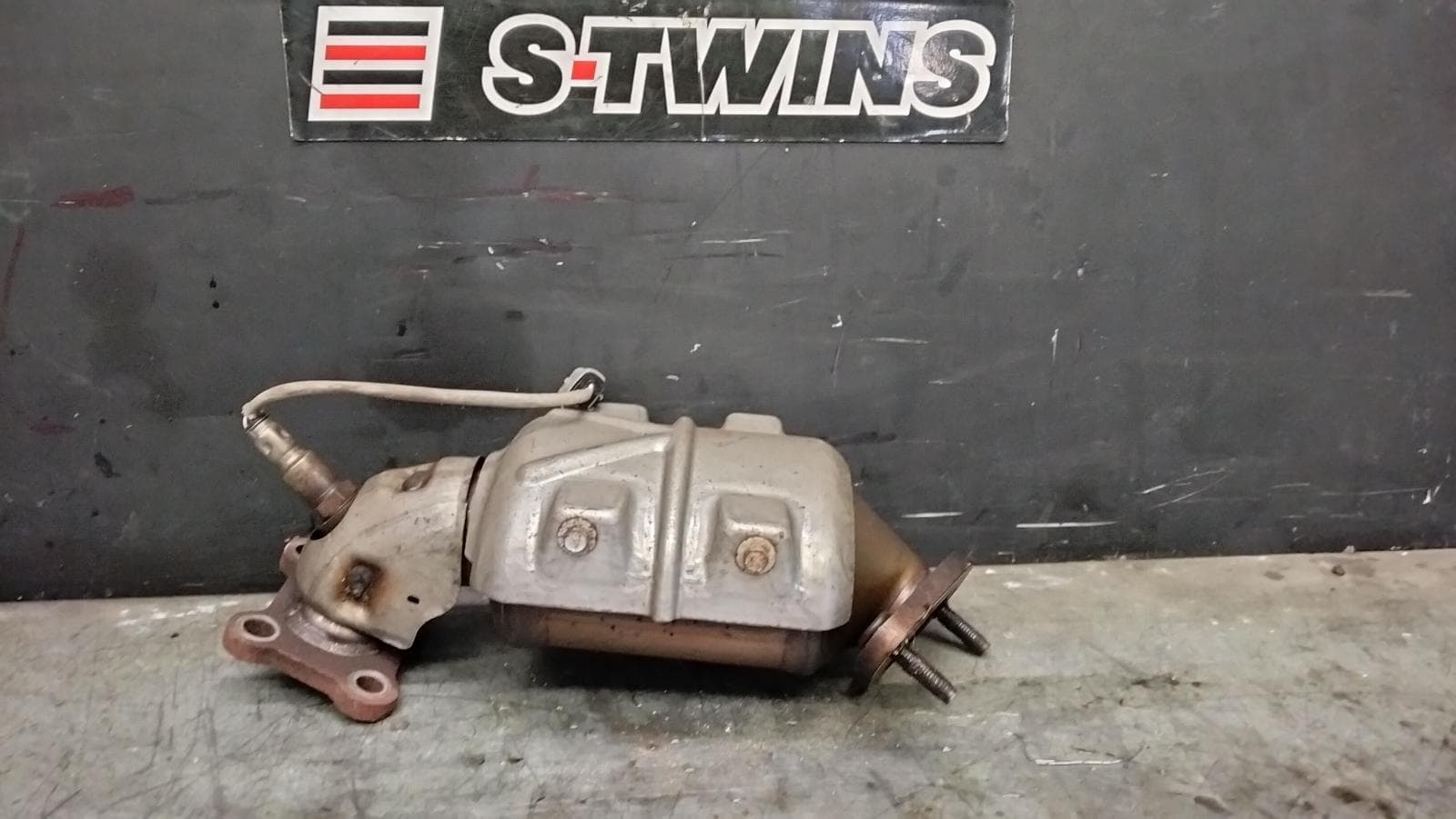 Used auto part listing image: 2018 HOLDEN ACADIA CATALYTIC CONVERTER AC, BOLT ON CAT TYPE (TO MANIFOLD), FRONT, 08/18-12/20 0000415729