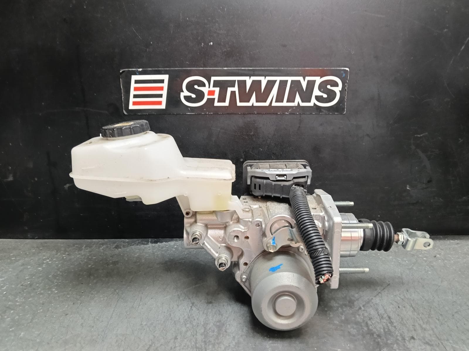 Used auto part listing image: 2025 TOYOTA COROLLA CROSS BRAKE BOOSTER XG10, 01/22- 0000413105