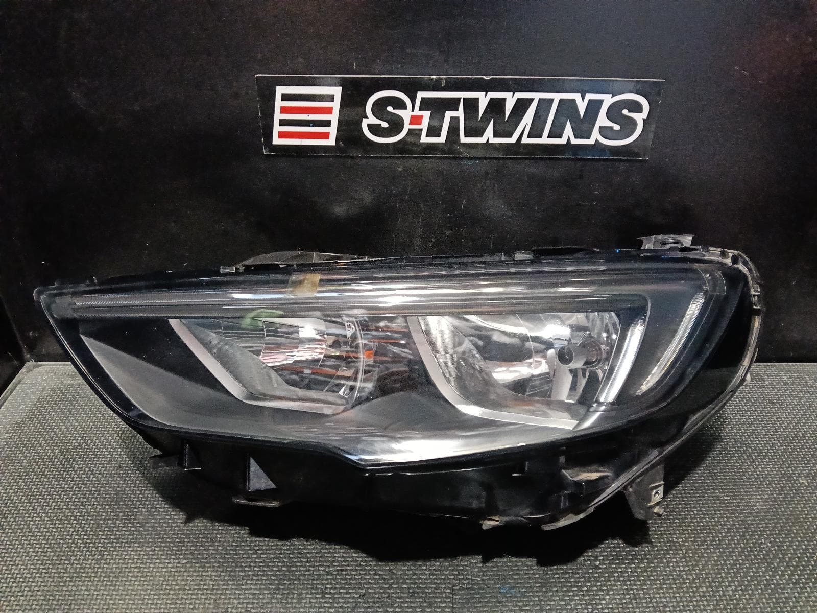Used auto part listing image: 2019 HOLDEN COMMODORE LEFT HEADLAMP ZB, HALOGEN TYPE, 10/17-12/20 0000415717