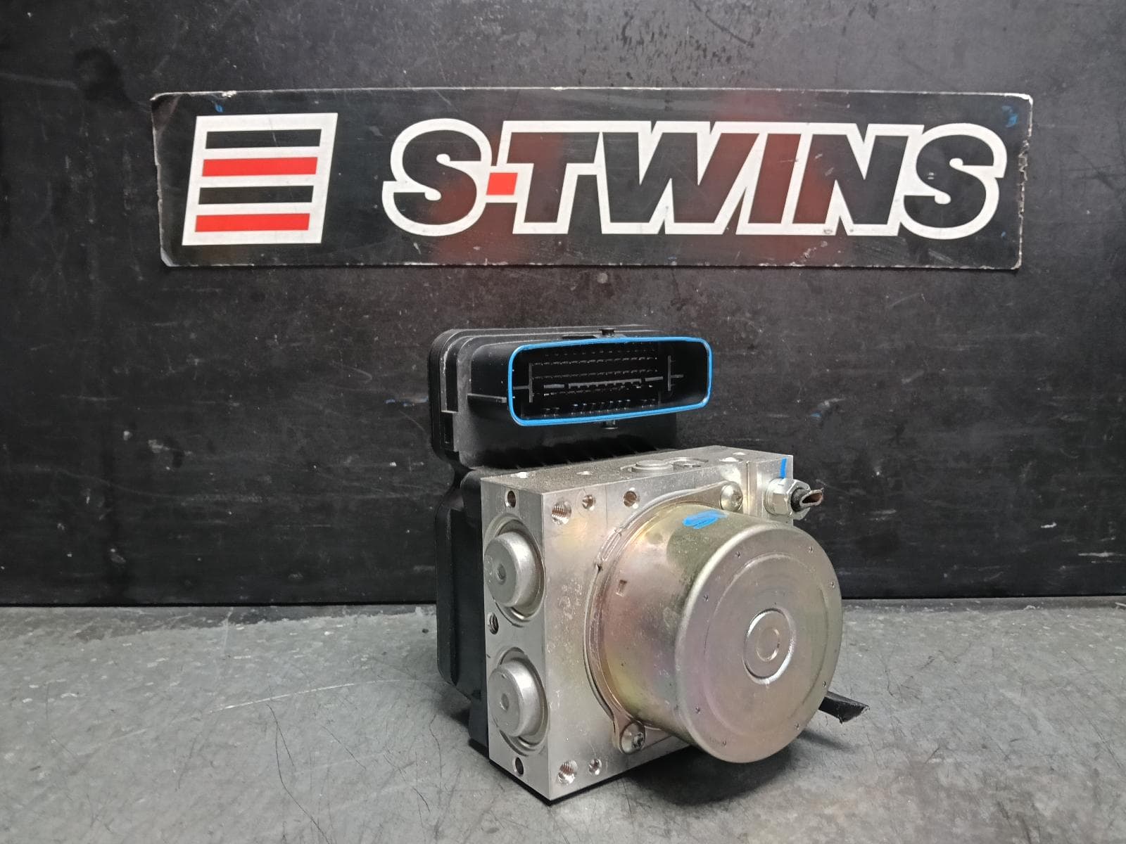 Used auto part listing image: 2025 TOYOTA COROLLA CROSS ABS PUMP MODULATOR XG10, 01/22- 0000413104