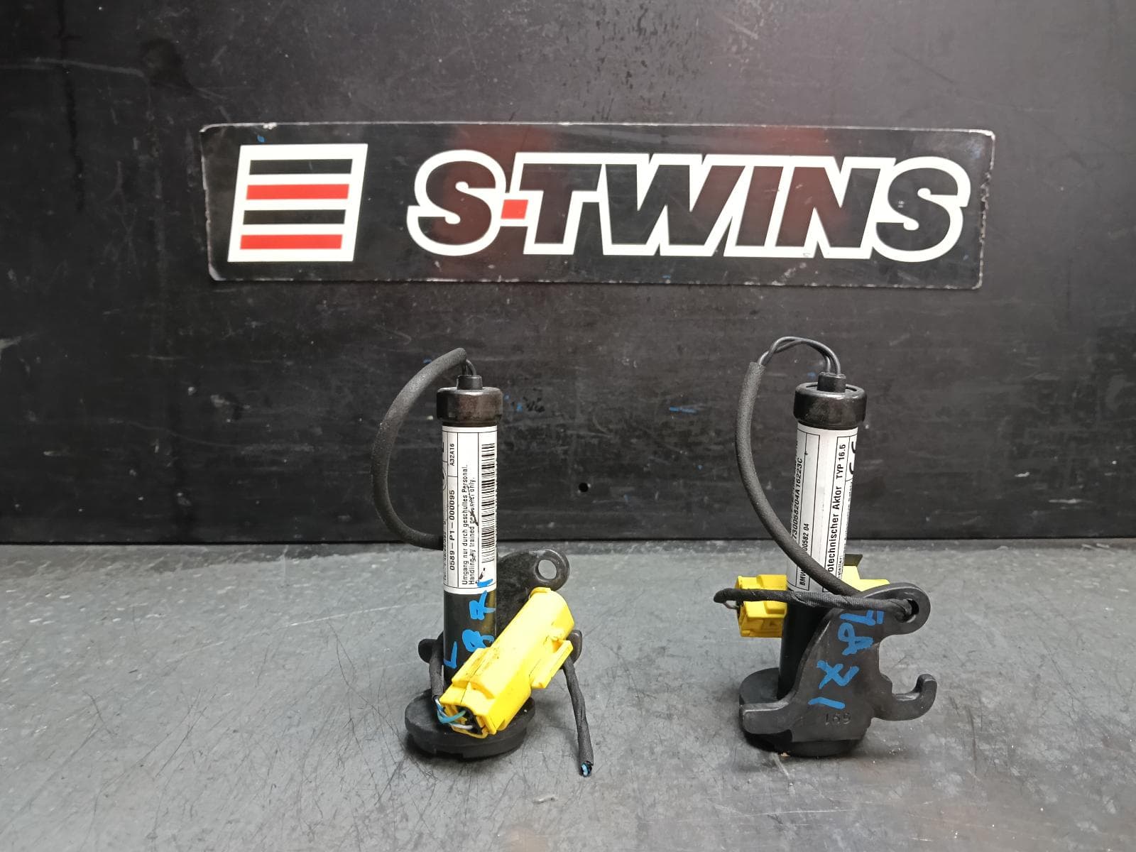 Used auto part listing image: 2017 BMW X1 BONNET HINGE STRUT PAIR, PYROTECHNIC BONNET ACTUATORS, F48, 08/15-06/22 0000415270