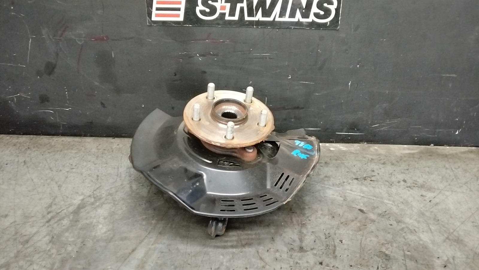 Used auto part listing image: 2025 TOYOTA COROLLA CROSS RIGHT FRONT HUB ASSEMBLY XG10, 2WD, 01/22- 0000413122