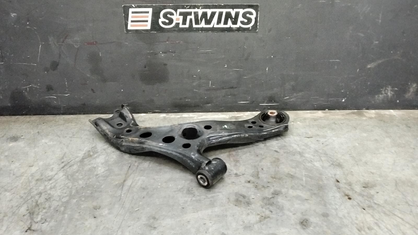 Used auto part listing image: 2025 TOYOTA COROLLA CROSS LEFT FRONT LOWER CONTROL ARM XG10, 01/22- 0000413126