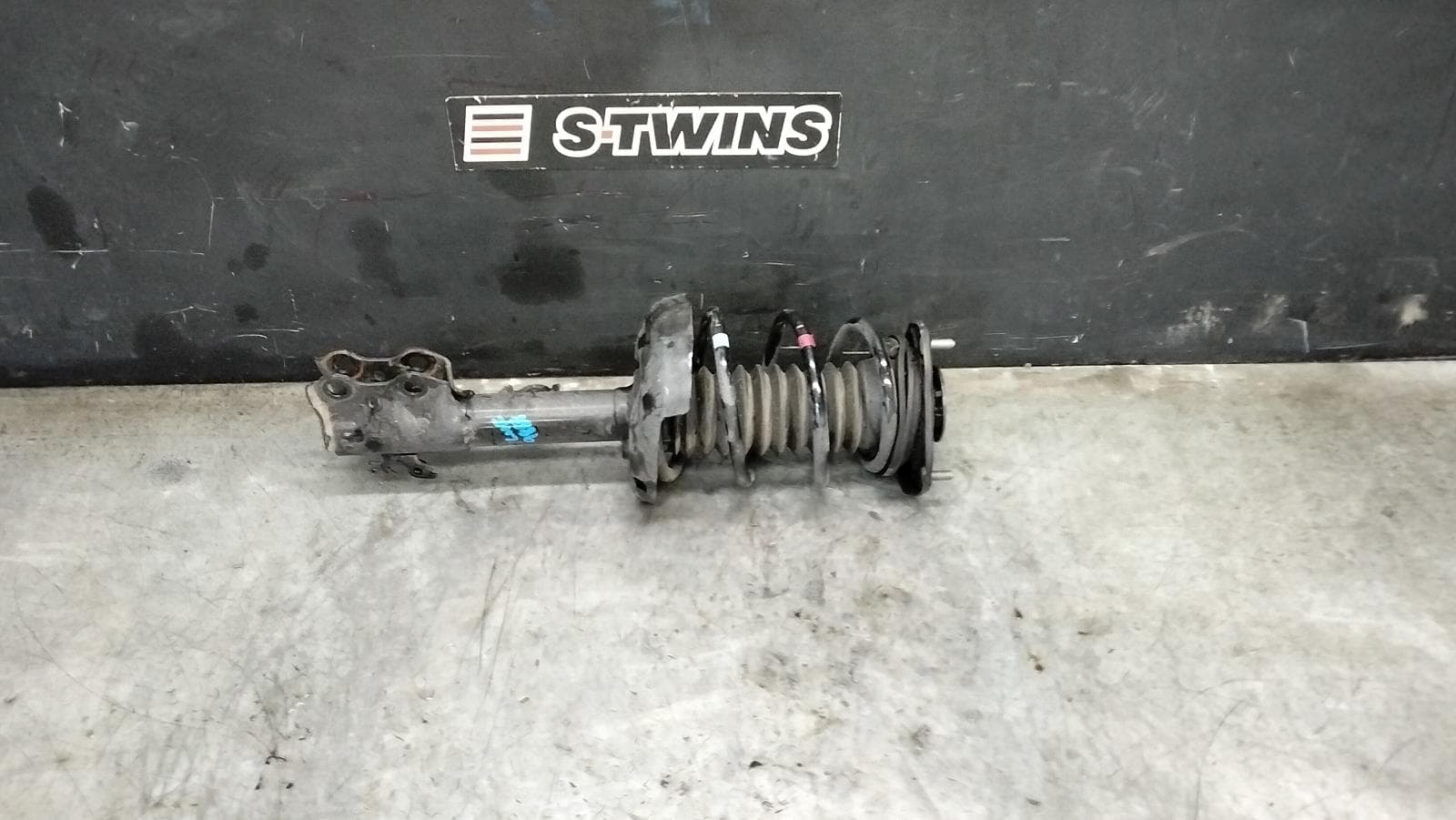 Used auto part listing image: 2025 TOYOTA COROLLA CROSS LEFT FRONT STRUT XG10, 01/22- 0000413125