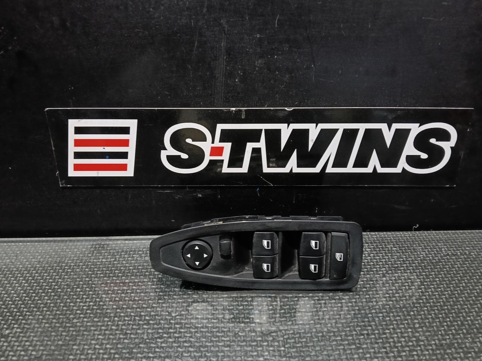 Used auto part listing image: 2017 BMW X1 PWR DR WIND SWITCH RH FRONT (MASTER SWITCH), W/ FOLDING MIRROR, W/ AUTO DIP TYPE, F48, 08/15-06/22 0000415271