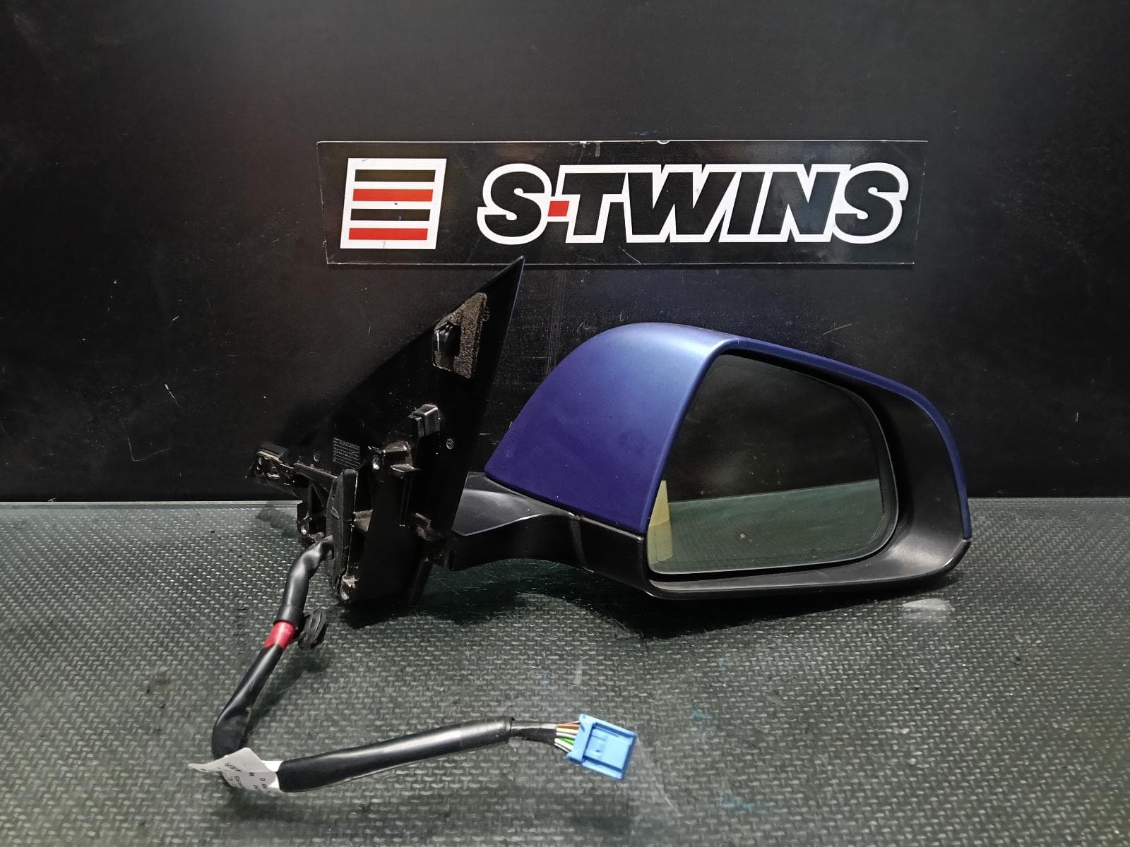 Used auto part listing image: 2023 TESLA MODEL 3 RIGHT DOOR MIRROR 1ST GEN, POWER, FOLDING, HEATED, DIMMING, BLACK BASE TYPE, 06/19-08/23 0000415736