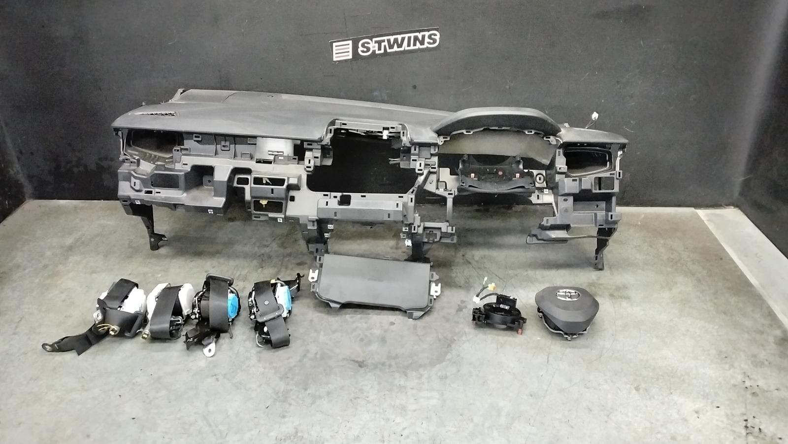 Used auto part listing image: 2025 TOYOTA COROLLA CROSS AIRBAG ASSEMBLY XG10, 01/22- 0000413120