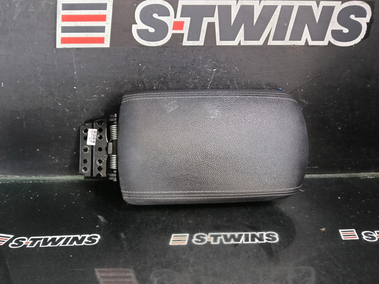 Used auto part listing image: 2018 HYUNDAI I30 CONSOLE PD, CONSOLE LID ONLY, HATCH, 03/17- 0000415784