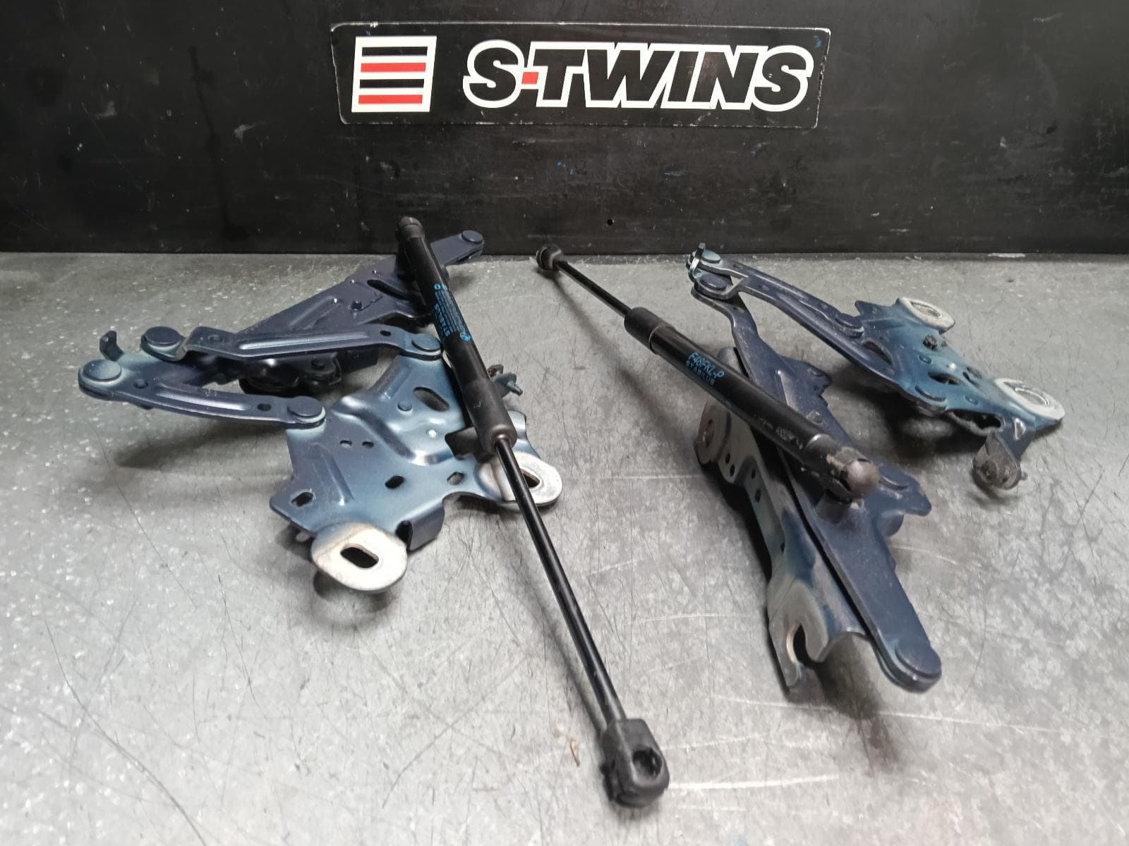 Used auto part listing image: 2017 BMW X1 BONNET HINGE STRUT HINGES (PAIR), F48, 08/15-06/22 0000415269