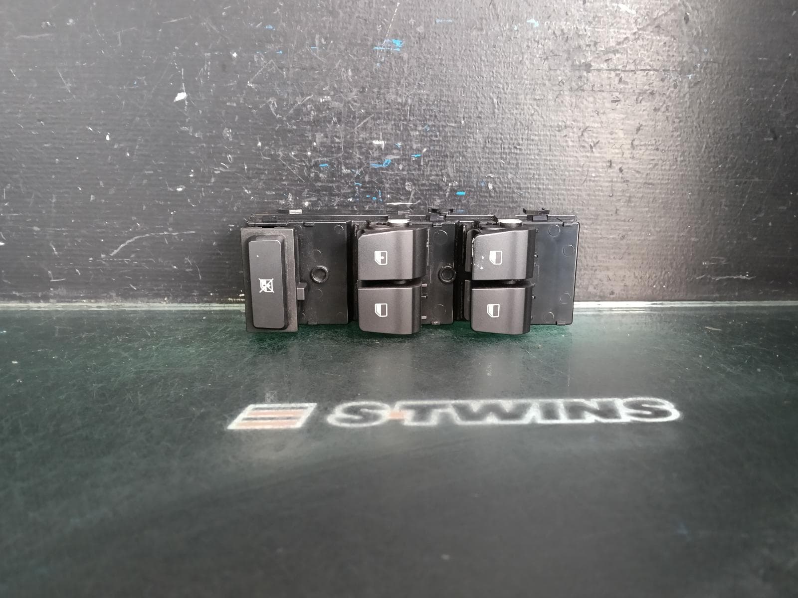 Used auto part listing image: 2018 HYUNDAI I30 PWR DR WIND SWITCH PD, RH FRONT (MASTER SWITCH), W/ AUTO TYPE (DRIVER SIDE ONLY), HATCH/FASTBACK/WAGON, 03/17-12/25 0000415785