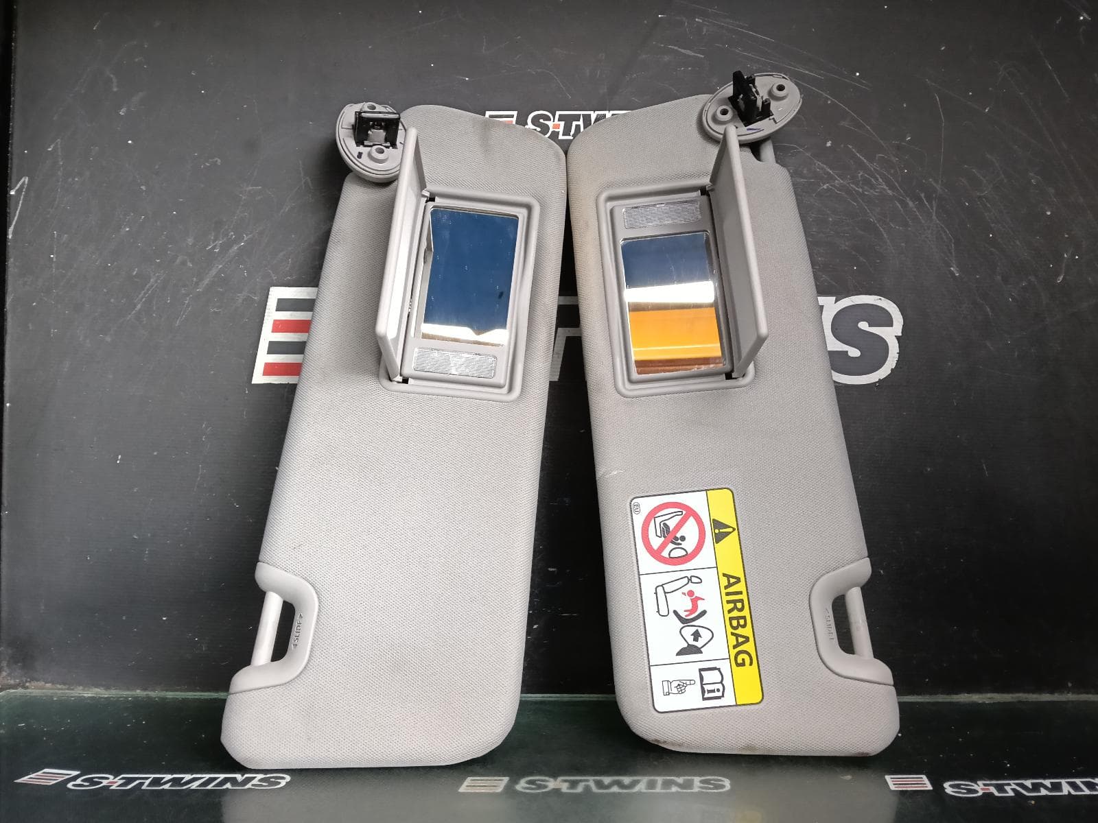 Used auto part listing image: 2018 TOYOTA KLUGER SUNVISOR GSU50/GSU55, PAIR, 12/13-02/21 0000415337