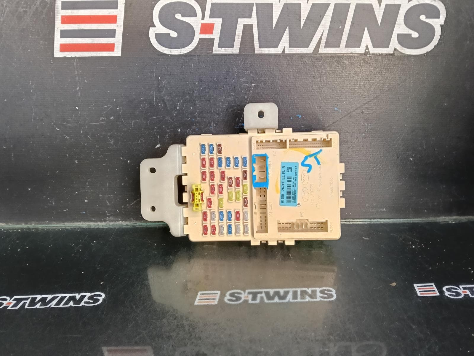 Used auto part listing image: 2015 HYUNDAI IX35 FUSE BOX UNDER DASH, LM SERIES, 11/09-01/16 0000415689