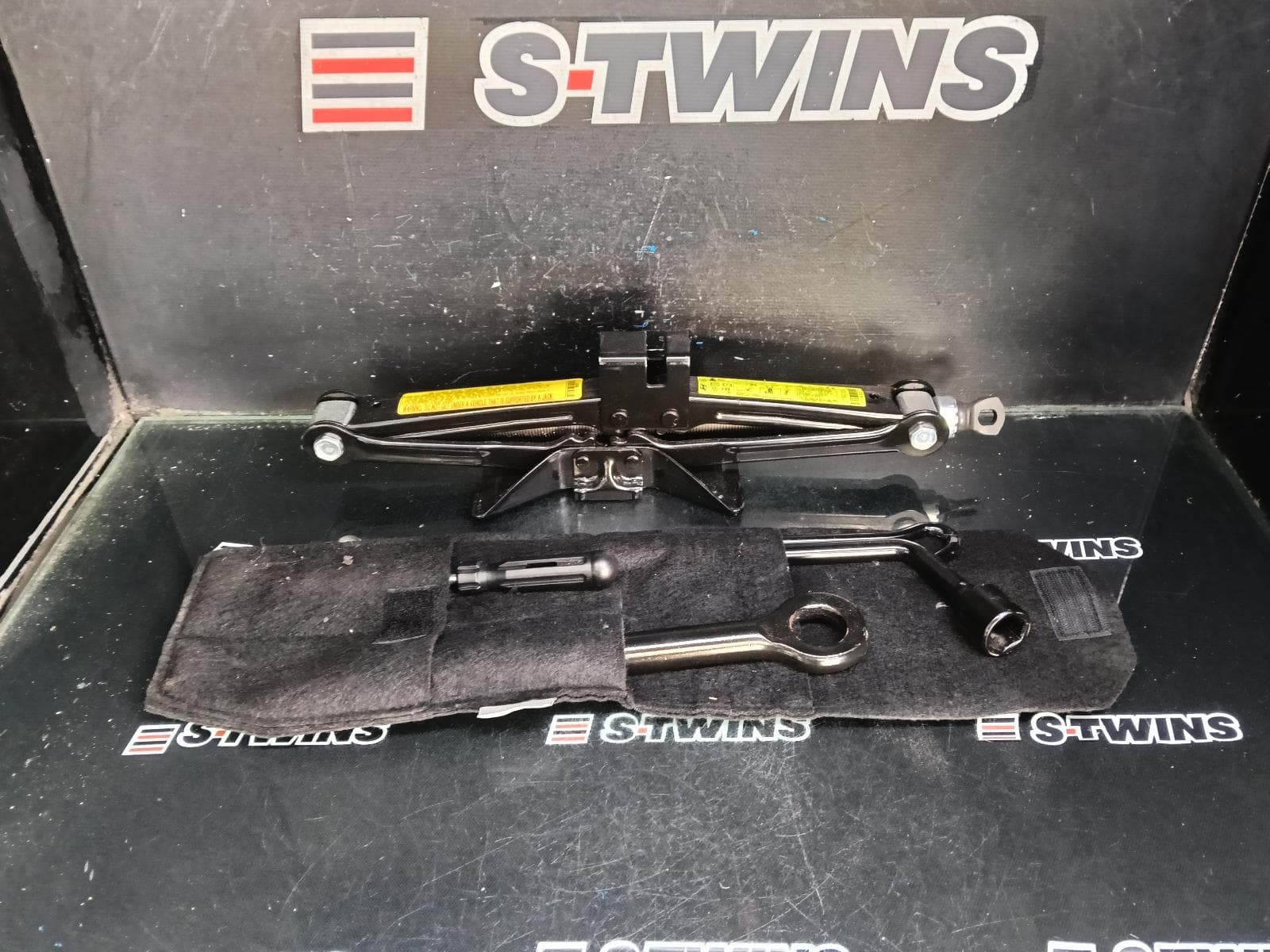 Used auto part listing image: 2015 HYUNDAI IX35 JACK TOOL KIT LM SERIES, 11/09-01/16 0000415700