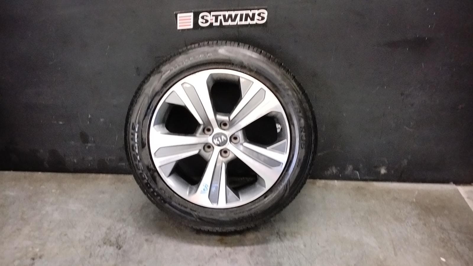 Used auto part listing image: 2019 KIA SORENTO WHEEL MAG FACTORY, 19X7.5IN, 5 SPOKE, GT-LINE, UM, 09/17-02/20 0000414492