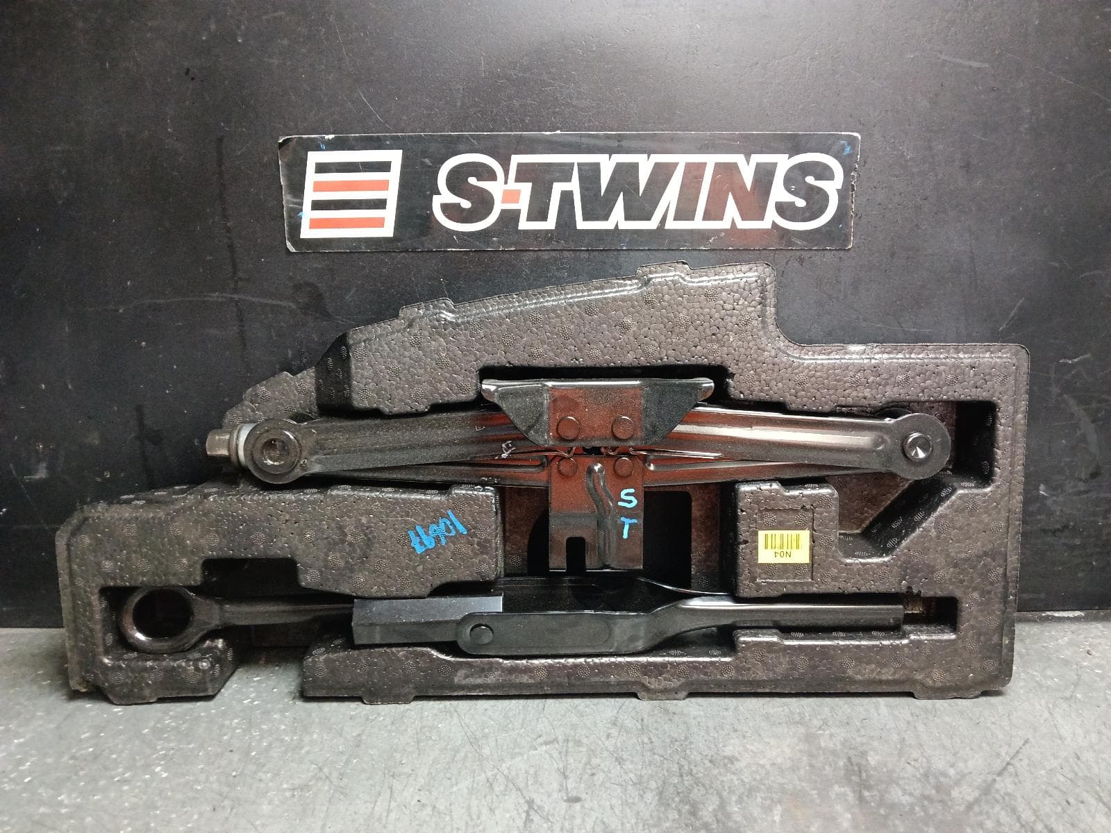 Used auto part listing image: 2022 HYUNDAI SANTA FE JACK TOOL KIT TM, 03/18-10/23 0000415800