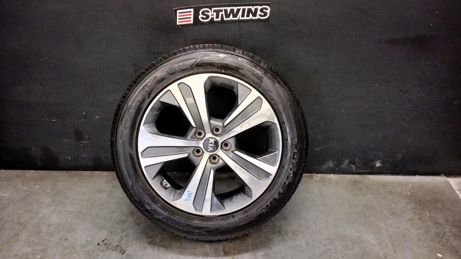 Used auto part listing image: 2019 KIA SORENTO WHEEL MAG FACTORY, 19X7.5IN, 5 SPOKE, GT-LINE, UM, 09/17-02/20 0000414493