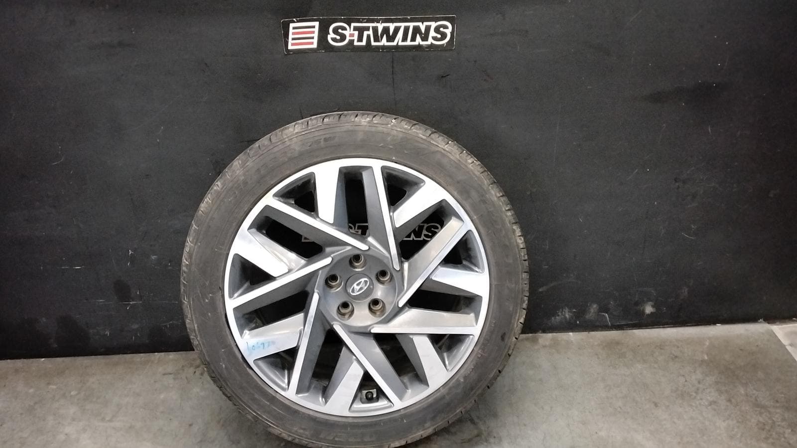 Used auto part listing image: 2022 HYUNDAI SANTA FE WHEEL MAG FACTORY, 20X8.5IN, MULTISPOKE, TM, 10/20-10/23 0000415797