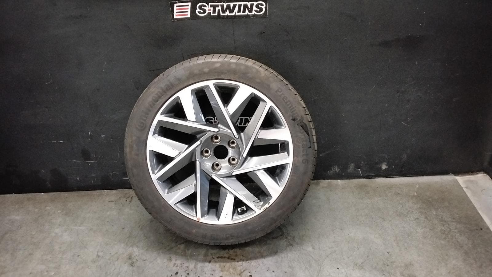 Used auto part listing image: 2022 HYUNDAI SANTA FE WHEEL MAG FACTORY, 20X8.5IN, MULTISPOKE, TM, 10/20-10/23 0000415796