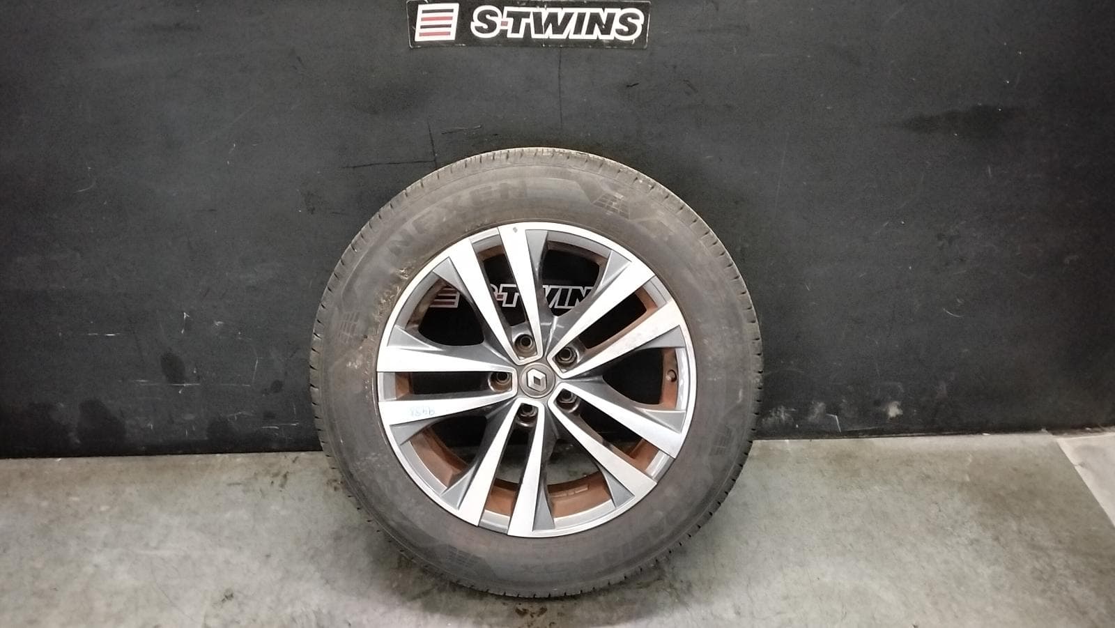 Used auto part listing image: 2017 RENAULT KALEOS WHEEL MAG FACTORY, 18X7IN, 5 TWIN SPOKE, BI-COLOUR, XZG, 05/16-05/23 0000414274