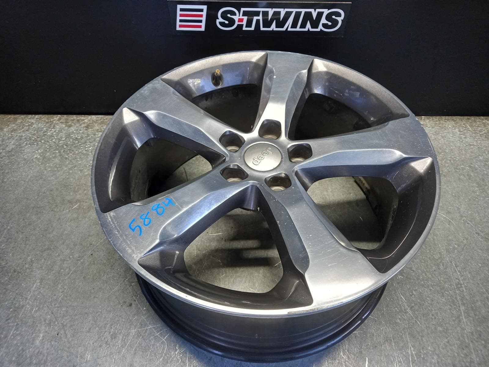 Used auto part listing image: 2023 JEEP GRANDCHEROKEE WHEEL MAG FACTORY, 20X8.5IN, 5 SPOKE, SILVER, WL, 08/21- 0000268210