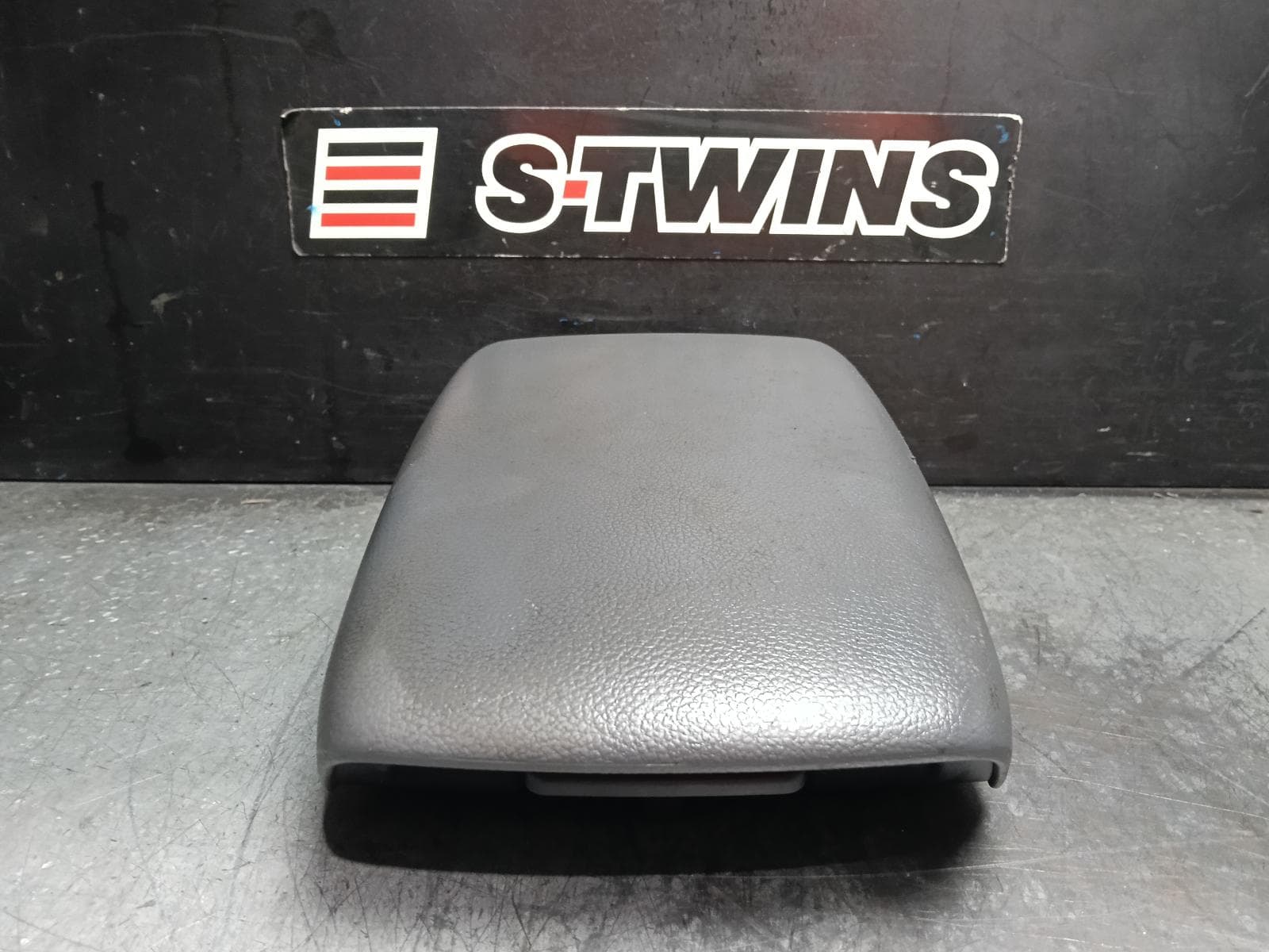 Used auto part listing image: 2016 FORD RANGER CONSOLE PX, LID ONLY (CENTRE CONSOLE MOUNTED), VINYL, DARK GREY, 06/11-04/22 0000415823