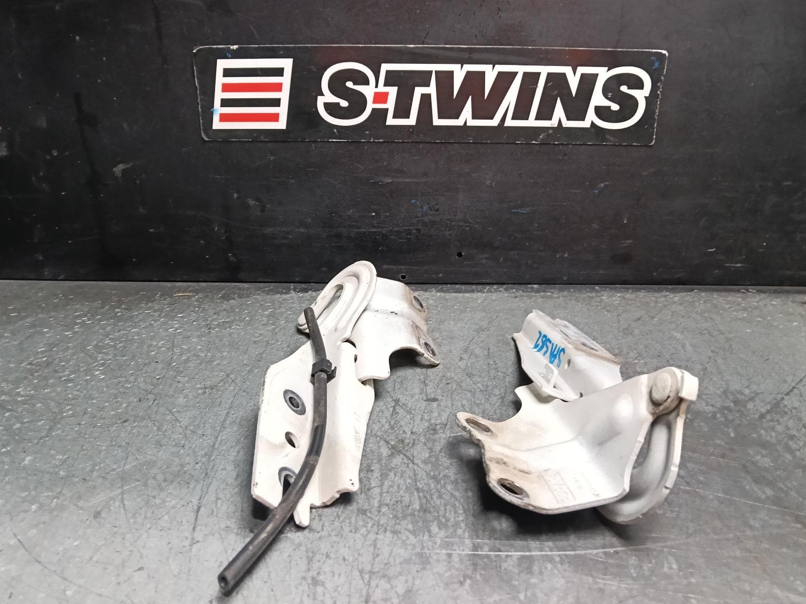 Used auto part listing image: 2016 FORD RANGER BONNET HINGE STRUT HINGES (PAIR), PX, STANDARD TYPE, 06/11-04/22 0000415817