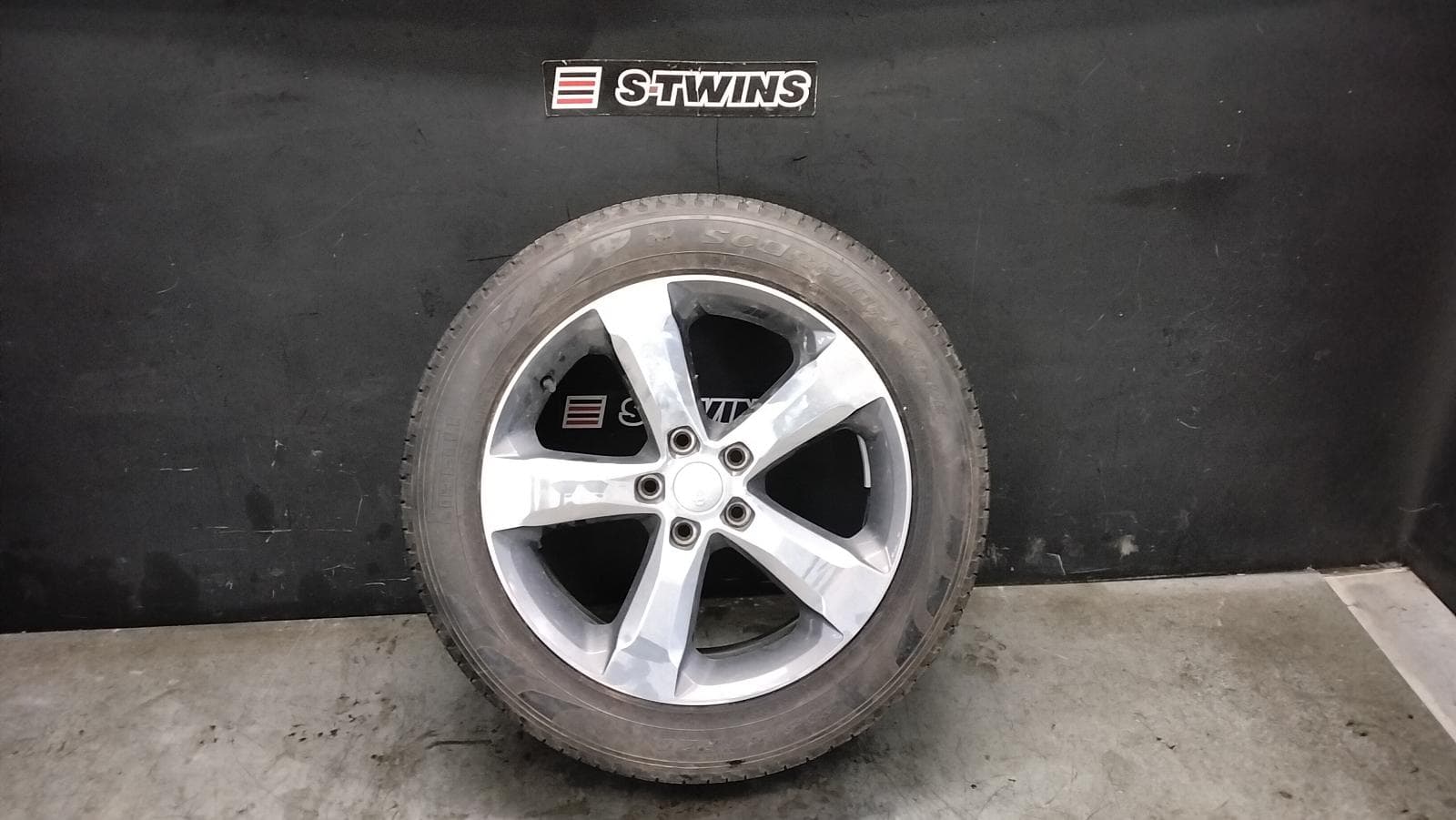 Used auto part listing image: 2022 JEEP GRANDCHEROKEE WHEEL MAG FACTORY, 20X8.5IN, 5 SPOKE, SILVER, WL, 08/21-12/23 0000415830