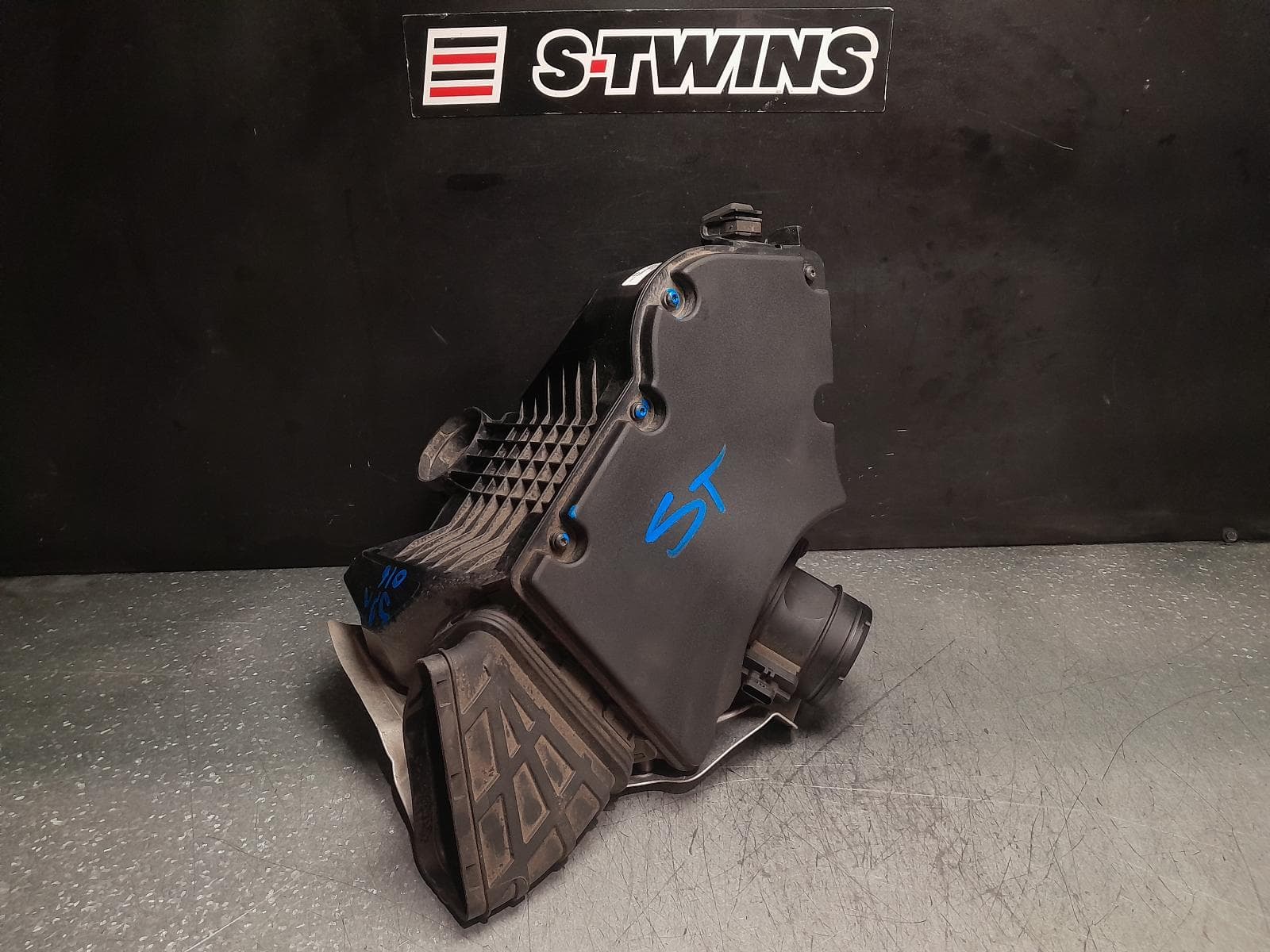Used auto part listing image: 2016 AUDI Q5 AIR CLEANER BOX AIR CLEANER, 8R, 2.0, DIESEL, 12/08-01/17 0000376595