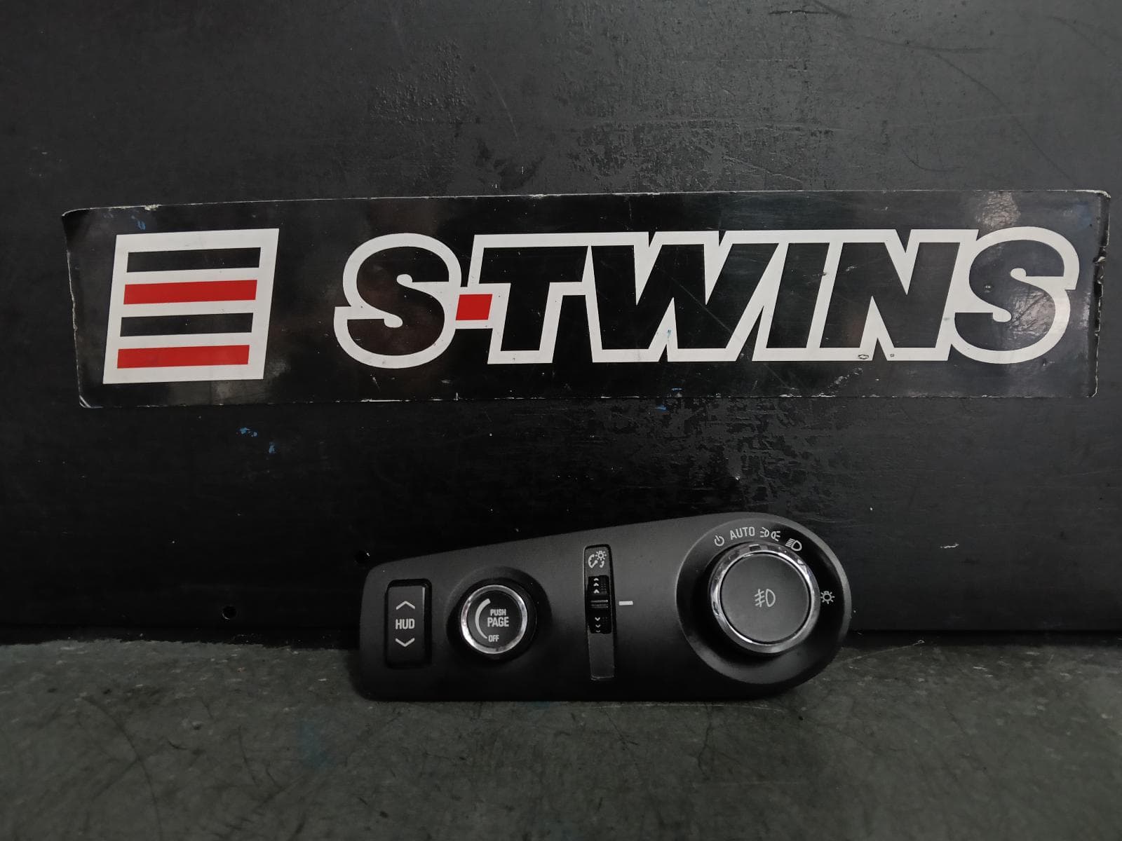 Used auto part listing image: 2014 HOLDEN STATESMAN/CAPRICE HEADLAMP SWITCH, W/ FOG LAMP, AUTO LIGHT TYPE, WN, 05/13-12/17 0000406139
