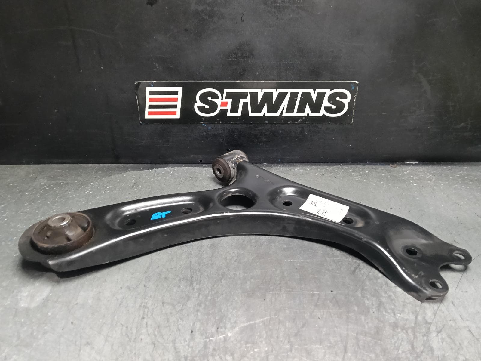 Used auto part listing image: 2020 HYUNDAI VELOSTER RIGHT FRONT LOWER CONTROL ARM JS, 06/19-07/21 0000406300