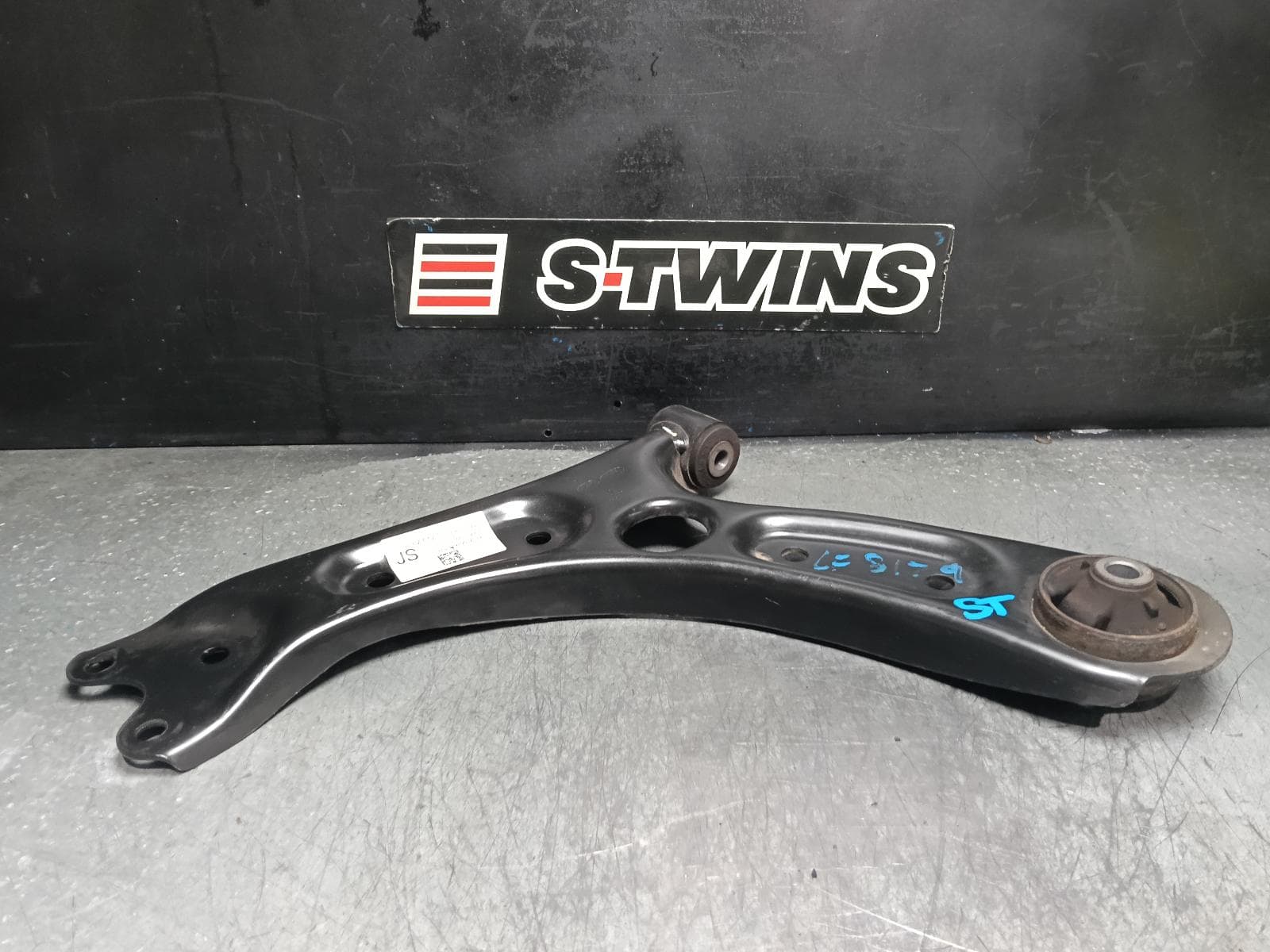 Used auto part listing image: 2020 HYUNDAI VELOSTER LEFT FRONT LOWER CONTROL ARM JS, 06/19-07/21 0000406304