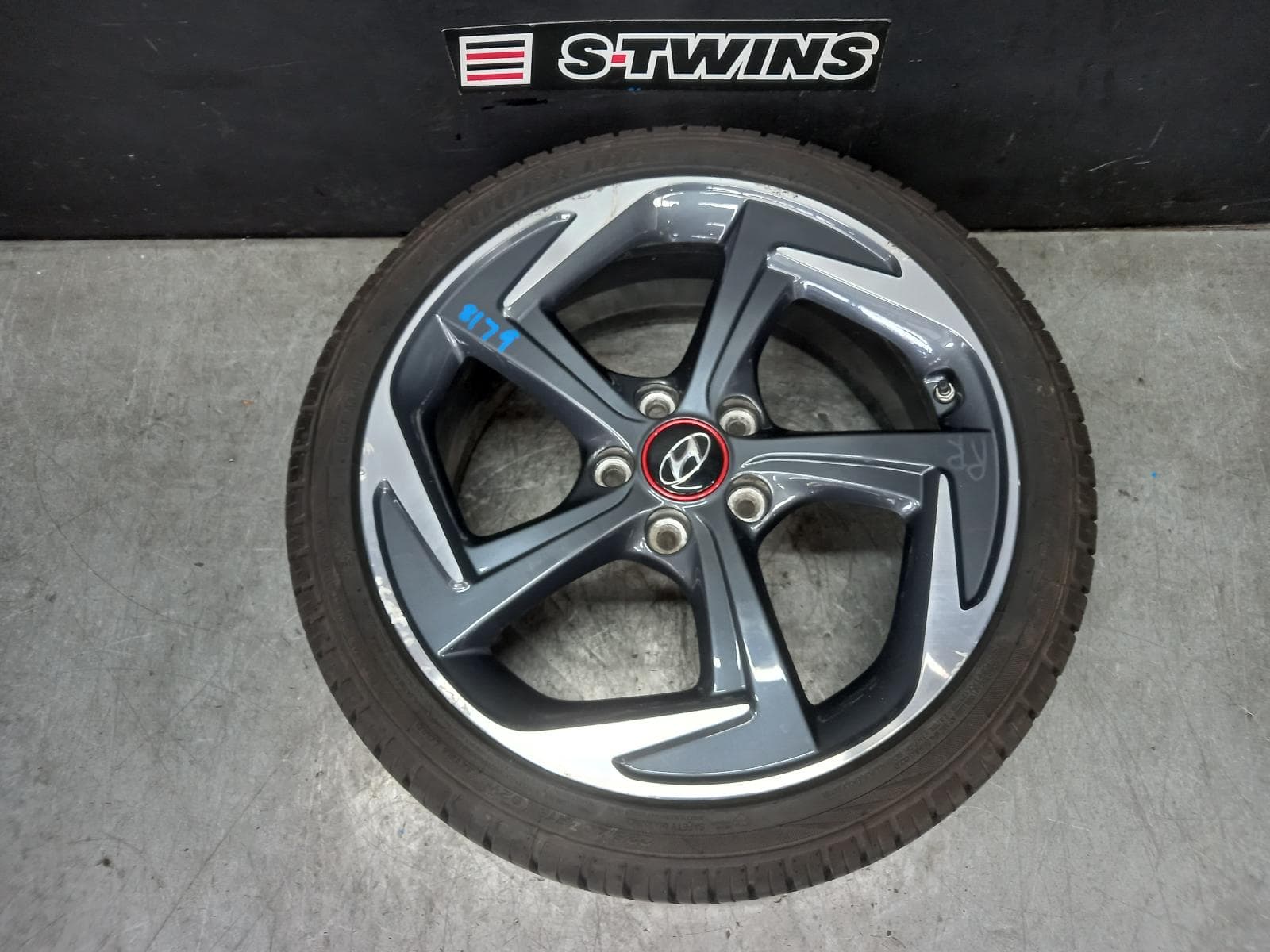 Used auto part listing image: 2020 HYUNDAI VELOSTER WHEEL MAG FACTORY, 18X7.5IN, 5 SPOKE, DARK GREY/MACHINED, JS, 06/19-07/21 0000385481